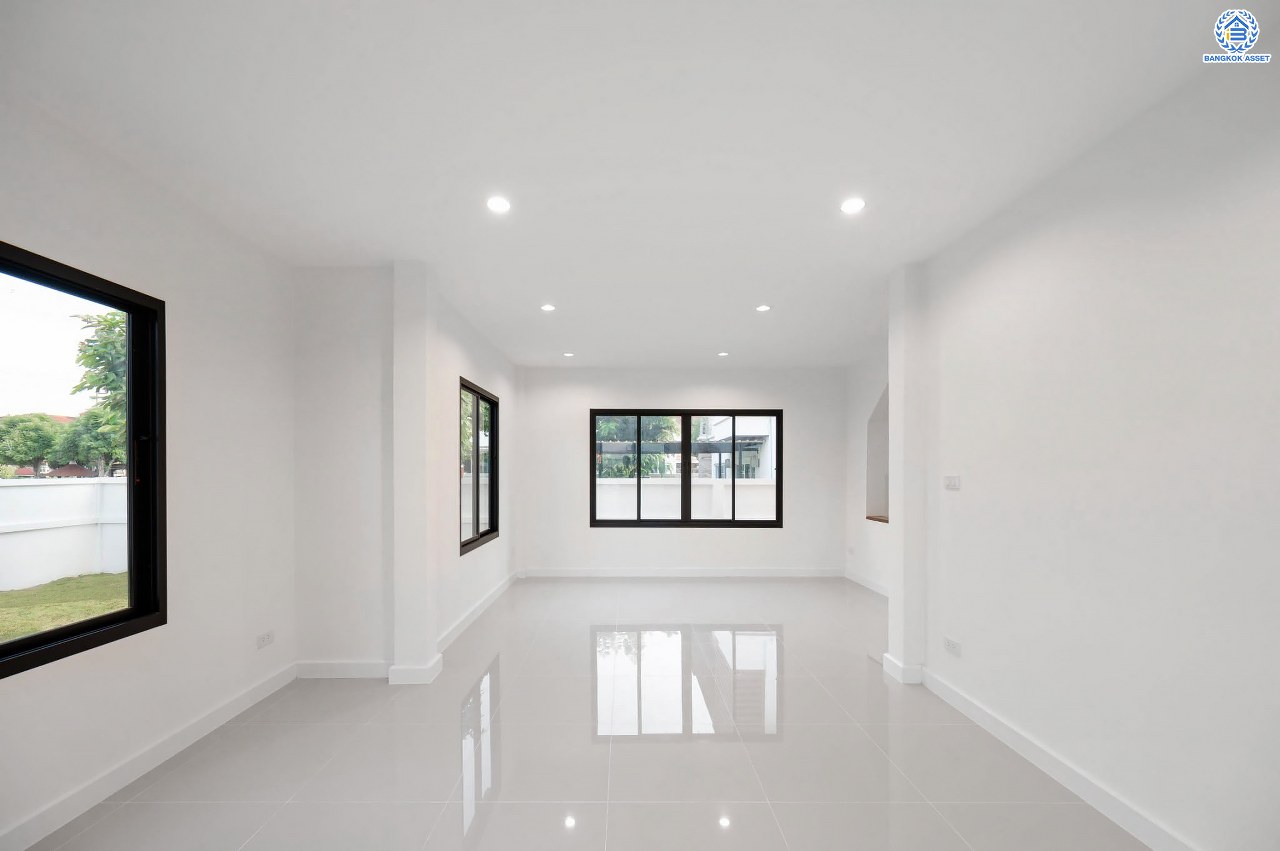 บ้านมือสองตกแต่งใหม่ โครงการ กฤษดานคร เลค แอนด์ พาร์ค บรมราชชนนี-พุทธมณฑลสาย3 เนื้อที่ 75 ตร.ว. บนพื้นที่ใช้สอย 121 ตร.ม. ฟังก์ชัน 3 ห้องนอน 2 ห้องน้ำ จอดรถได้ 2 คัน พร้อม 1 ห้องอเนกประสงค์บนทำเลศักยภาพเชื่อมต่อหลายเส้นทาง ใกล้เซ็นทรัลปิ่นเกล้า ม.มหิดล และทางด่วน "ศรีรัช"